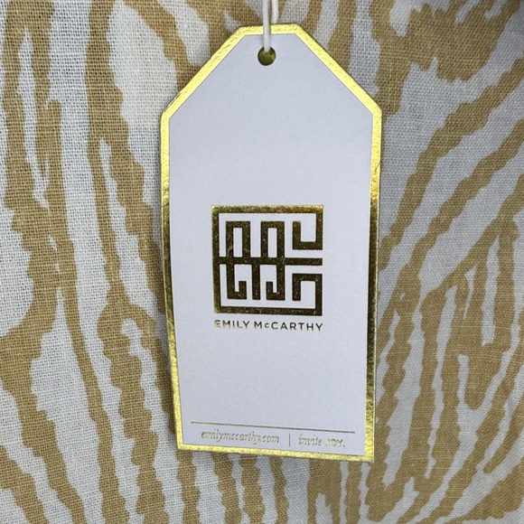 Elegant Beige and White Wrap Dress - Picture 3 of 6